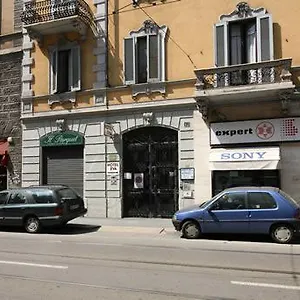 Otel Eva, Milano